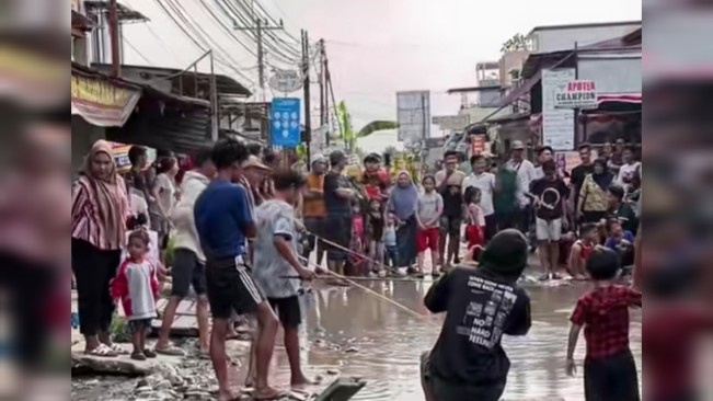 Kondisi jalan rusak di Deli Serdang. [Instagram]